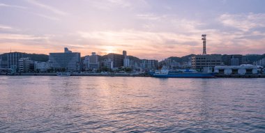Gün batımı sırasında panoramik manzarası Kagoshima üzerinde. Harbour View noktasından alınan. Kagoshima, Kyushu, Japonya güneyinde yer alan.