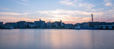 Gün batımı sırasında panoramik manzarası Kagoshima üzerinde. Harbour View Point (ampul pozlama) alınan. Kagoshima, Kyushu, Japonya güneyinde yer alan.