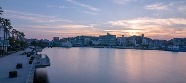 Skyline de Kagoshima com Sakurajima Porto durante o pôr do sol. Retirado do ponto de vista do porto (exposição da lâmpada). Localizado em Kagoshima, Kyushu, sul do Japão . — Fotografia de Stock