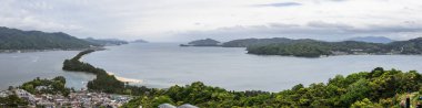 Amanohashidate Miyazu koy ve Adaları yılında yeşil bir manzara ile 