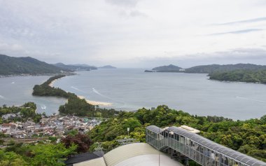 Amanohashidate Miyazu koy ve Adaları yılında yeşil bir manzara ile 