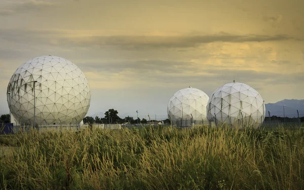 Bývalý nás armádní bezpečnostní agentura krytu stanice (Hortensie Iii) Bad Aibling, Bavorsko, Německo. Teď je to technologický park. — Stock fotografie