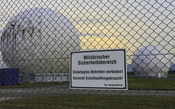 Tidligere US Army Security Agency Radome Station (Hortensie III) i Bad Aibling med et varselskilt (engl. Inngang forbudt), Bayern, Tyskland. Nå er det en teknologipark. . – stockfoto