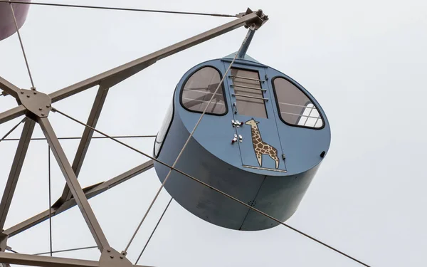 Detailní pohled na kulaté, barevné Ferris Wheel Cabin s malovanými žirafa. Nachází v Amanohashidate zobrazení pozemků, Miyazu, Japonsko, Asie. — Stock fotografie