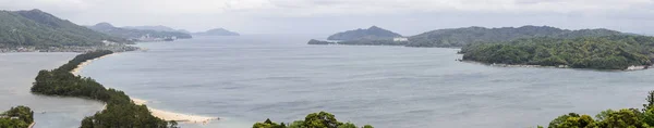 Panorama van Amanohashidate "Hemel brug" met Miyazu Bay en eilanden tussen een groen landschap. Miyazu, Japan, Asia. — Stockfoto