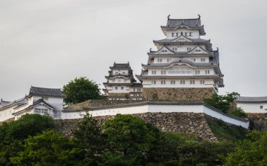 Panorama View üzerinde Himeji Kalesi üzerinde birçok yeşil ile açık, güneşli bir gün. Himeji, Hyogo, Japonya, Asya.