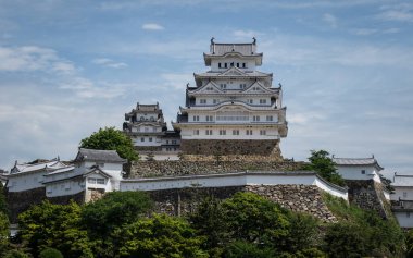 Çevresinde birçok yeşil ile açık, güneşli bir gün Himeji Kalesi panoramik görünümü. Himeji, Hyogo, Japonya, Asya.