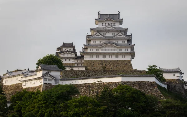 Vue sur le château de Himeji par une journée claire et ensoleillée avec beaucoup de verdure autour. Himeji, Hyogo, Japon, Asie . — Photo