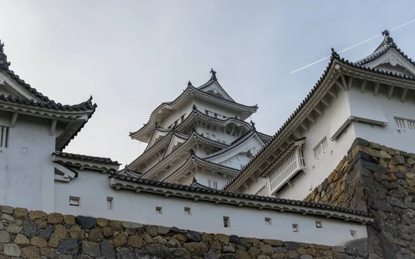 Detalle del castillo y las paredes de Himeji en un día claro y soleado. Himeji, Hyogo, Japón, Asia . —  Fotos de Stock