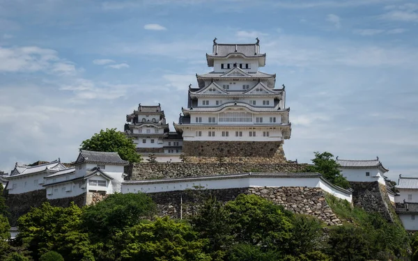 Çevresinde birçok yeşil ile açık, güneşli bir gün Himeji Kalesi panoramik görünümü. Himeji, Hyogo, Japonya, Asya.