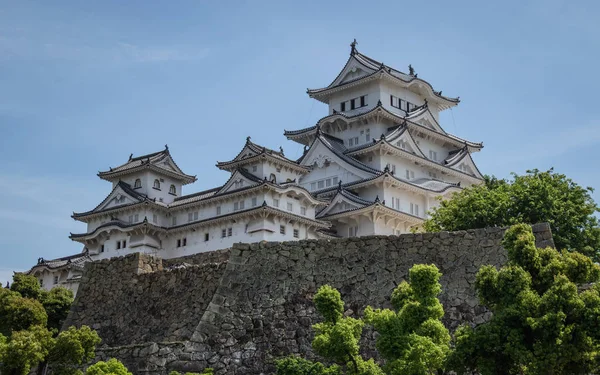 Yan görünüm Himeji Kalesi üzerinde çok yeşil çevresinde ile açık, güneşli bir gün. Himeji, Hyogo, Japonya, Asya.
