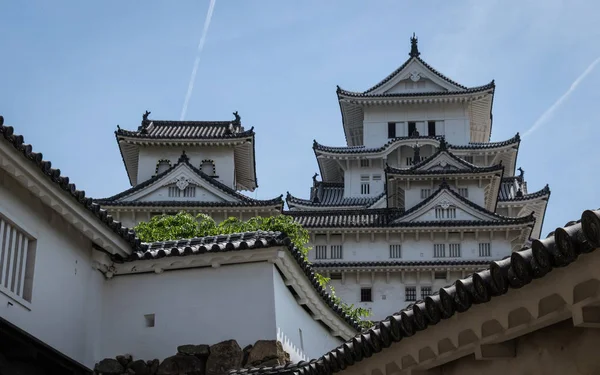 Detalle del castillo de Himeji, la torre, el fuerte y las paredes en un día claro y soleado. Himeji, Hyogo, Japón, Asia . —  Fotos de Stock