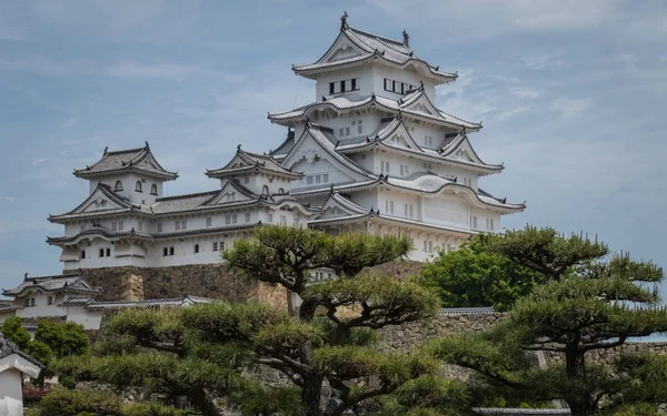 Himeji Castle Complex en un día claro y soleado dentro de un paisaje verde. Himeji, Hyogo, Japón, Asia . —  Fotos de Stock