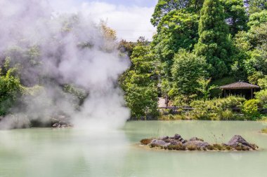 Shiraike Jigoku, engl olarak adlandırılan ünlü jeotermal kaplıcaların Panoraması. beyaz gölet cehennem, Beppu, Oita Prefecture, Japonya, Asya.