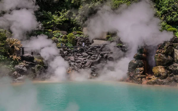 Panoramic view on famous geothermal hot springs, called Umi Jigoku, engl. sea hell, in Beppu, Oita Prefecture, Japan, Asia. — Stock Photo, Image