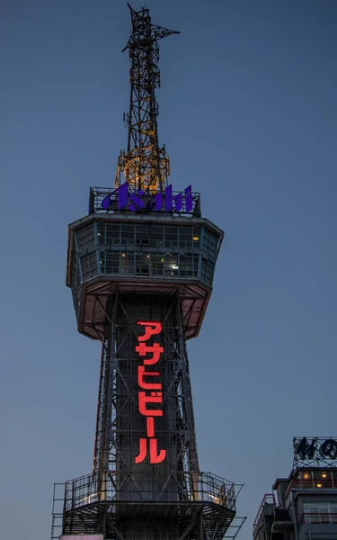 Vista detalhada sobre a Torre Beppu à noite. Torre de comunicação de treliça com deck de observação. Beppu, Prefeitura de Oita, Japão, Ásia . — Fotografia de Stock