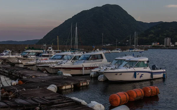 Beppu Harbor with Boats and Mountain in the Background in the evening. Beppu, Oita Prefecture, Japan, Asia. — Stock Photo, Image