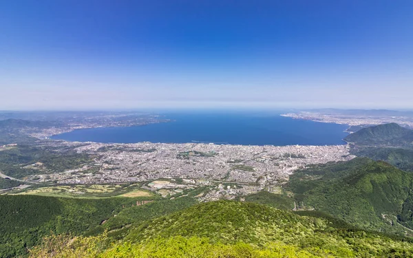 Tsurumi Dağı'ndan ön planda Kyushu Dağları ve yeşil Manzara arasında Beppu City ve Bay Panoraması. Beppu, Oita Prefecture, Japonya, Asya.