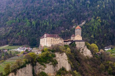 Güzel manzara Tyrol Kalesi üzerinde detay görünümü. Tirol Village, Province Bolzano, Güney Tirol, İtalya.