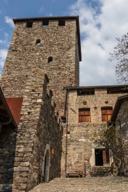 Intramural Tyrol Kalesi, yer ve kule girişinde ayrıntılı görünümü. Tirol Village, Province Bolzano, Güney Tirol, İtalya.