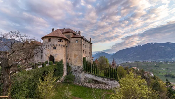 Gün batımında Meran yakınlarındaki Schenna (Scena) Kalesi Panoraması. Schenna, Province Bolzano, Güney Tirol, İtalya.