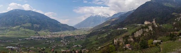 Panorama del Castillo del Tirol con el Castillo de Brunnenburg dentro del Valle y los Alpes de Meran. Tirol Village, Provincia Bolzano, Tirol del Sur, Italia . — Foto de Stock
