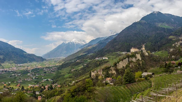 Vista panorámica del Castillo del Tirol con el Castillo de Brunnenburg dentro del Valle y los Alpes de Meran. Tirol Village, Provincia Bolzano, Tirol del Sur, Italia . — Foto de Stock