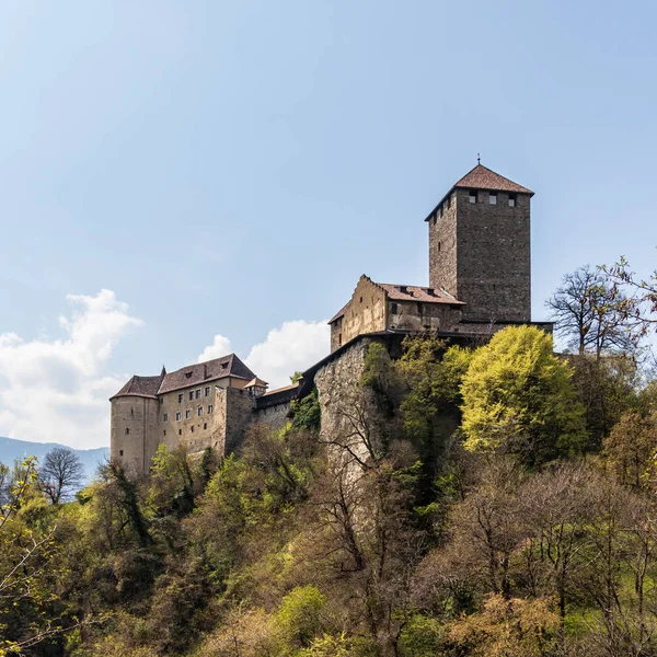 Detail uitzicht op Tirol kasteel op de berg. Tirol Village, provincie Bolzano, Zuid-Tirol, Italië. — Stockfoto