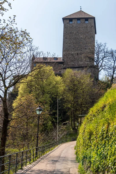 Eingang zum Tiroler Schloss in wunderschöner Landschaft. tirol village, Provinz Bozen, Südtirol, Italien. — Stockfoto