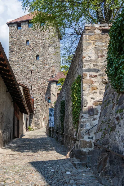 Intramurale Tirol kasteel ingang naar plaats en toren. Tirol Village, provincie Bolzano, Zuid-Tirol, Italië. — Stockfoto