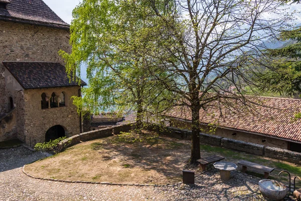 Intramurale Tirol kasteel centrale plaats. Tirol Village, provincie Bolzano, Zuid-Tirol, Italië. — Stockfoto