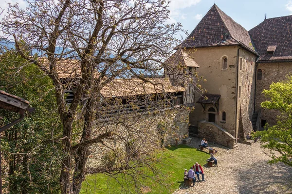 Intramurale Tirol kasteel centrale plaats met entree. Tirol Village, provincie Bolzano, Zuid-Tirol, Italië. — Stockfoto