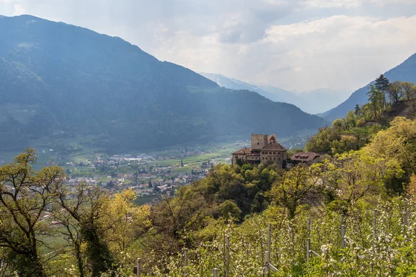 Vista sobre el Castillo Thurnstein dentro del Valle y los Alpes de Merano Paisaje. Tirol Village, Provincia Bolzano, Tirol del Sur, Italia . — Foto de Stock