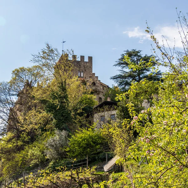 Detail zicht op kasteel Brunnenburg tussen een groen landschap. Tirol Village, provincie Bolzano, Zuid-Tirol, Italië. — Stockfoto