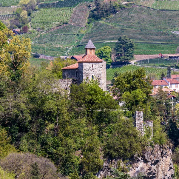 Detail weergave op kasteel Zenoburg. Tirol Village, provincie Bolzano, Zuid-Tirol, Italië. — Stockfoto