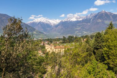 Yeşil Alpler manzara ve Meran botanik bahçesi arasında Castle Trauttmansdorff Panoraması. Merano, Province Bolzano, Güney Tirol, İtalya.