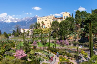 Meran alpleri manzara Trauttmansdorff Kale ve botanik bahçeleri panoramik görünümü. Merano, Province Bolzano, Güney Tirol, İtalya.