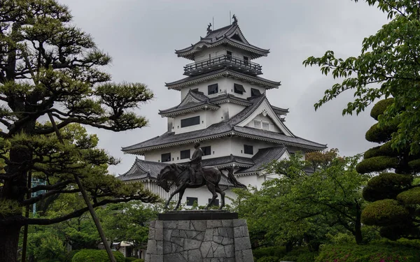 Detalle Vista del Castillo de Agua de Imabari y Monumento a su Emperador Todo Takatora. Imabari, Prefectura de Ehime, Japón . —  Fotos de Stock