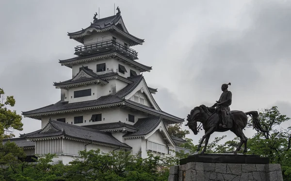 Vista panorámica del Monumento al Emperador Todo Takatora y su Castillo de Agua Imabari. Imabari, Imabari, Prefectura de Ehime, Japón . —  Fotos de Stock