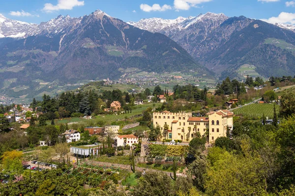 Yeşil Alpler manzarası ve Meran botanik bahçesi arasında Trauttmansdorff Kalesi'nin panoramik manzarası. Merano, Province Bolzano, Güney Tirol, İtalya. — Stok fotoğraf