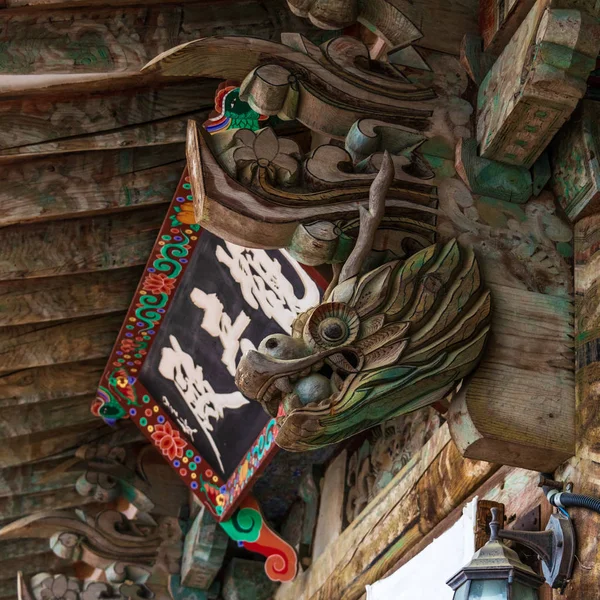 Detalle y Signo de Puerta de Entrada, Daeungjeon, del Templo Budista Coreano Beomeosa en un día de niebla. Situado en Geumjeong, Busan, Corea del Sur, Asia . — Foto de Stock