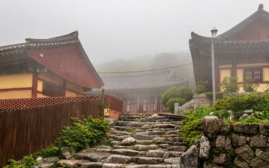 Sisli bir günde Beomeosa yakınlarındaki Kore Budist Tapınağı Daeseongam, Büyük Aziz Hermitage girişi. Bulunan Geumjeong, Busan, Güney Kore, Asya.