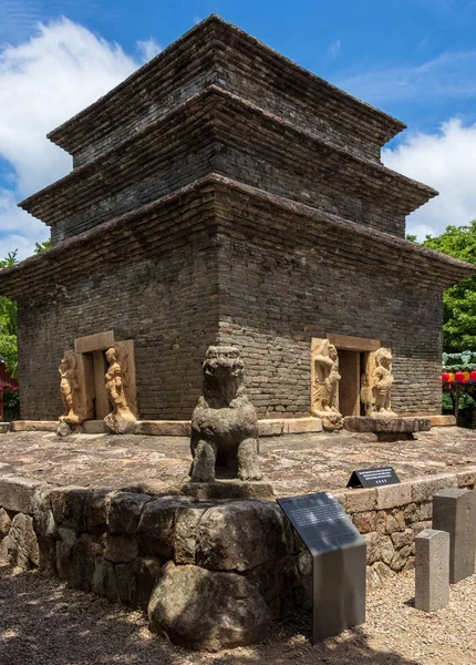 Vue Panoramique Sur Le Temple Bunhwangsa Avec De Nombreuses Lanternes Pour Celebrer Buddhas Anniversaire Par Temps Clair Situe A Gyeongju Coree Du Sud Asie Image Libre De Droit Par Unununius C