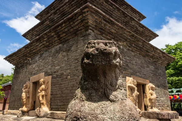 Detailní pohled na památník a korejský buddhistický chrám Bunhwangsa za jasného dne. Nachází se v Gyeongju, Jižní Koreji, Asii. — Stock fotografie