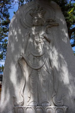 Kore Haedong Yonggungsa Tapınağı'nda dua eden bir keşişin dini Budist anıtına ilişkin ayrıntılı görünüm. Busan, Güney Kore, Asya.