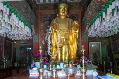 Büyük altın dua oturan buda panoramik görünümü. Koreli Budist Bunhwangsa Tapınağı. Gyeongju, Güney Kore, Asya