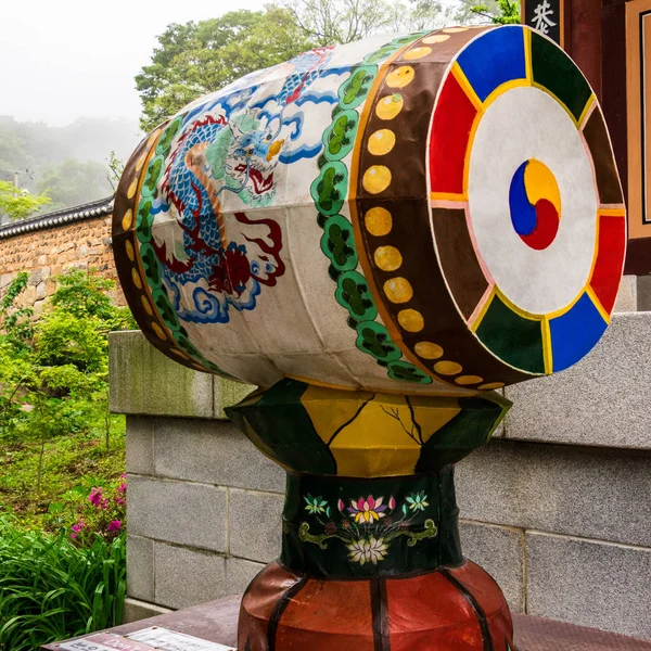 Sisli bir günde Kore Budist Tapınağı Beomeosa geleneksel davul, varil üzerinde detay görünümü. Bulunan Geumjeong, Busan, Güney Kore, Asya.