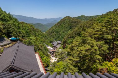 Vadi ve dağlar ile Kore Budist Tapınağı Kompleksi Guinsa panoramik görünümü. Guinsa, Danyang Region, Güney Kore, Asya.
