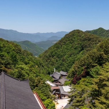 Berrak güneşli bir günde vadi ve dağlar ile Kore Budist Tapınağı Kompleksi Guinsa panoramik görünümü. Guinsa, Danyang Region, Güney Kore, Asya.