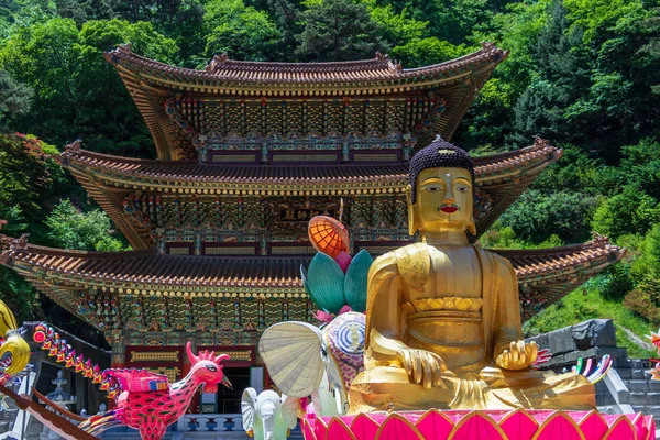 La Gran Sala de Maestros Daejosajeon del Templo Budista Coreano Guinsa con muchas Figuras para el festival para celebrar el cumpleaños de los Budas. Guinsa, Región de Danyan, Corea del Sur . — Foto de Stock